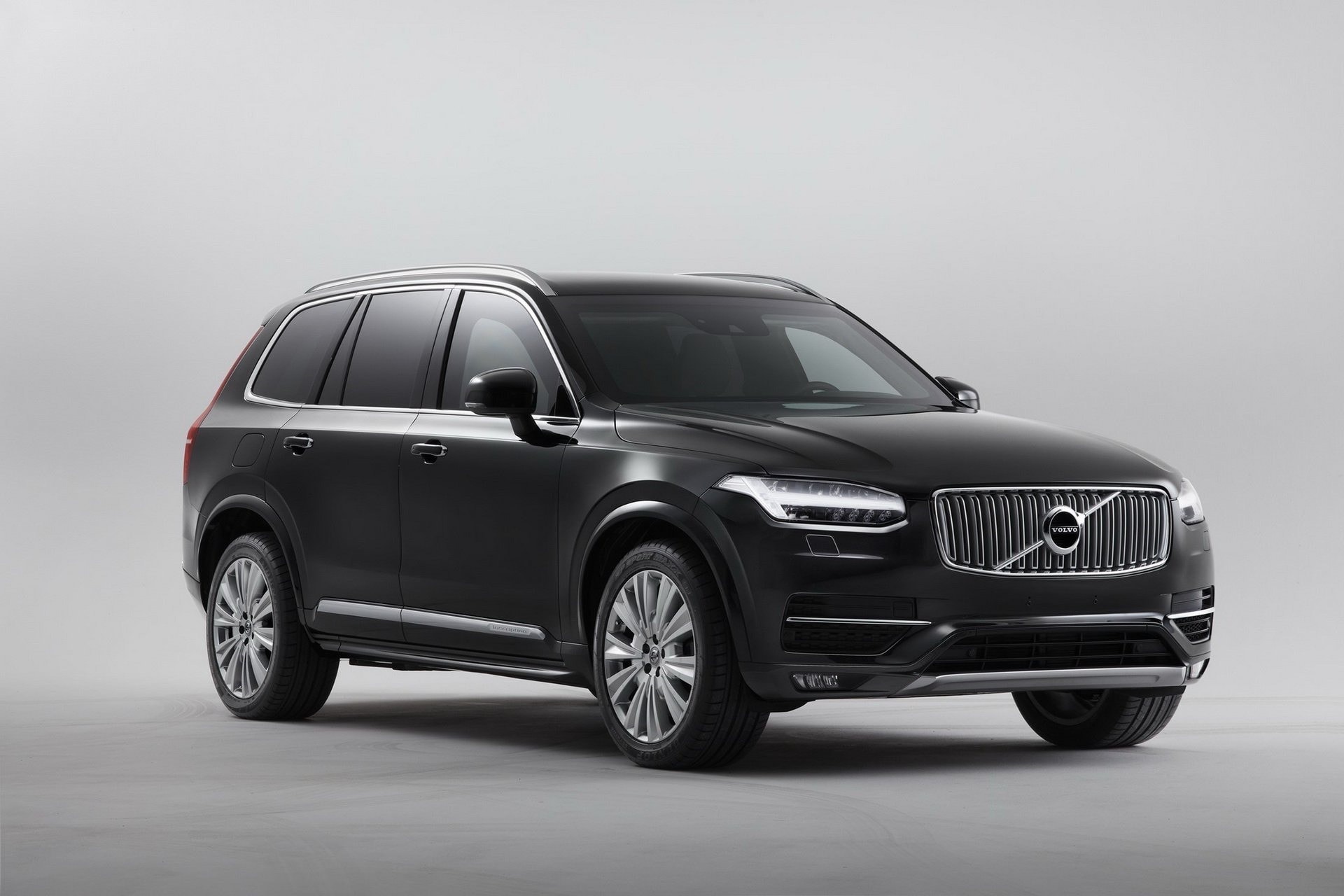 Volvo XC90 thuộc phân khúc xe SUV hạng sang cỡ trung, có 2 phiên bản.