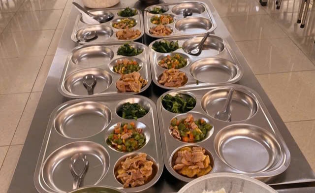 Hà Nội rà soát toàn bộ quy trình tổ chức bữa ăn bán trú cho học sinh- Ảnh 2.