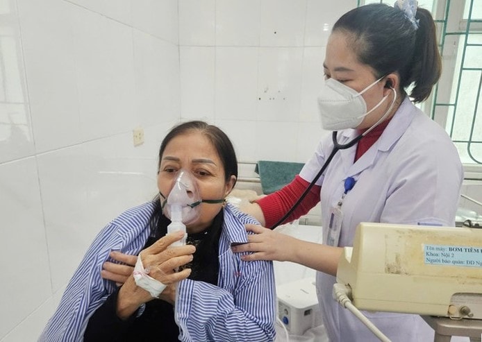 Bác sĩ khuyến cáo phòng bệnh cho người già và trẻ em khi nhiệt độ giảm mạnh- Ảnh 2. Bác sĩ khuyến cáo phòng bệnh cho người già và trẻ em khi nhiệt độ giảm mạnh- Ảnh 2.