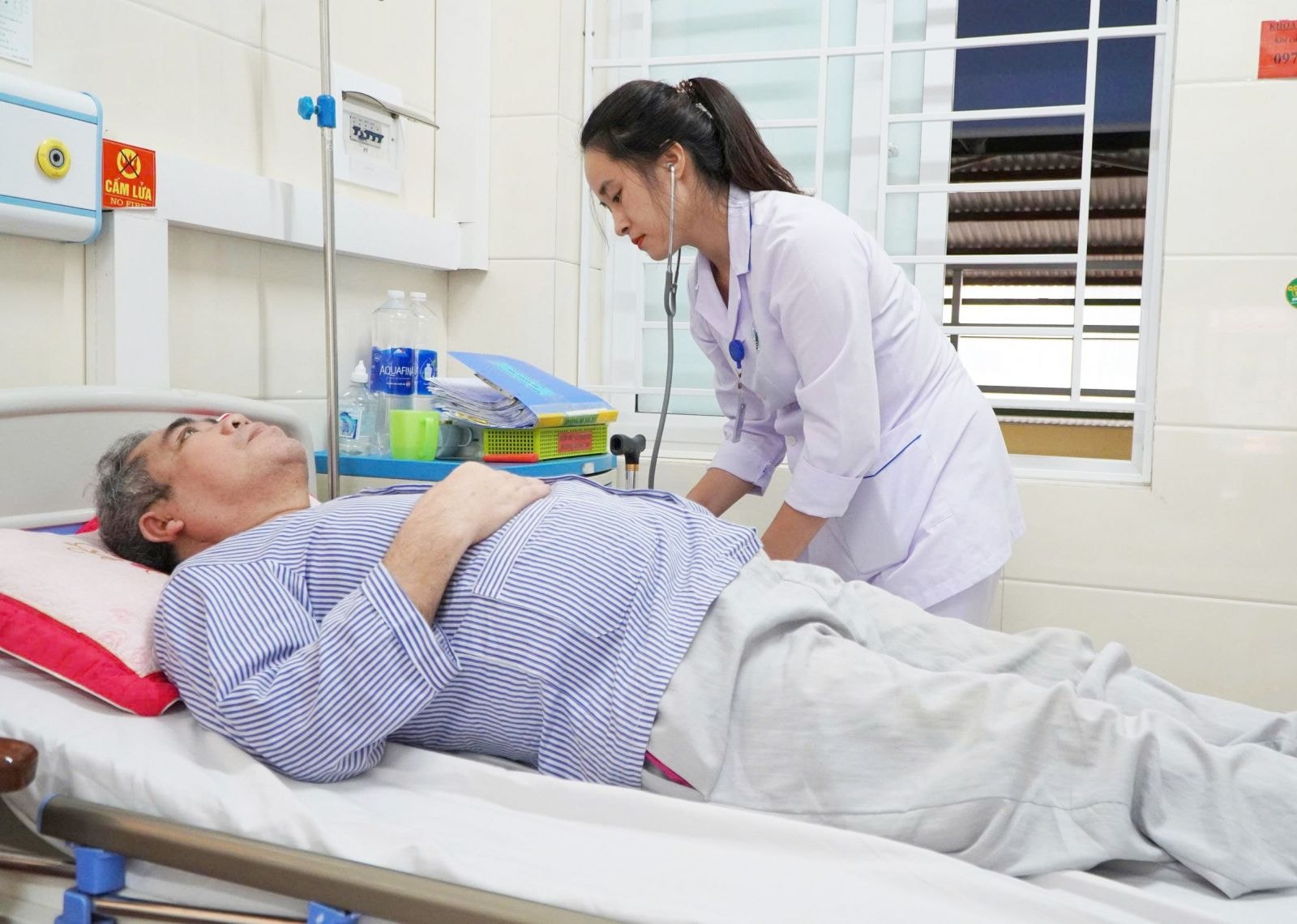 Bác sĩ khuyến cáo phòng bệnh cho người già và trẻ em khi nhiệt độ giảm mạnh- Ảnh 1. Bác sĩ khuyến cáo phòng bệnh cho người già và trẻ em khi nhiệt độ giảm mạnh- Ảnh 1.