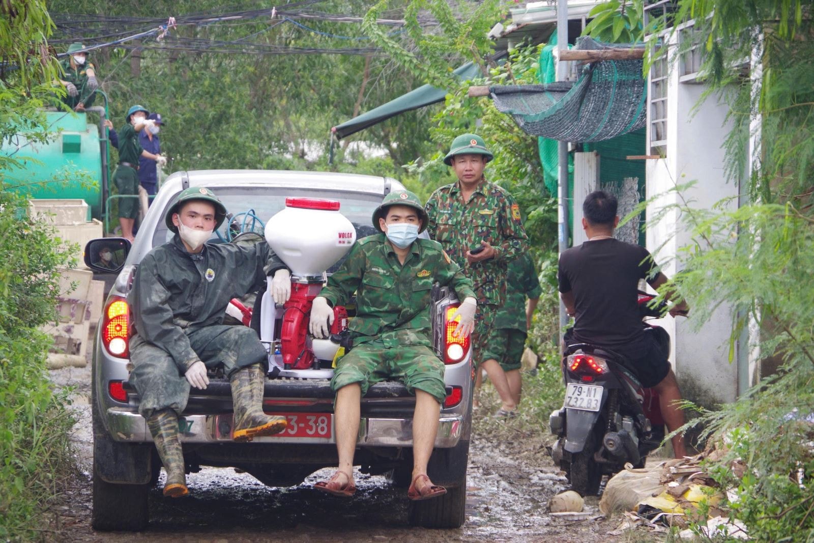 Bộ đội Biên phòng vận chuyển nước sạch miễn phí giúp hơn 100 hộ dân vùng lũ- Ảnh 7. Bộ đội Biên phòng vận chuyển nước sạch miễn phí giúp hơn 100 hộ dân vùng lũ- Ảnh 7.