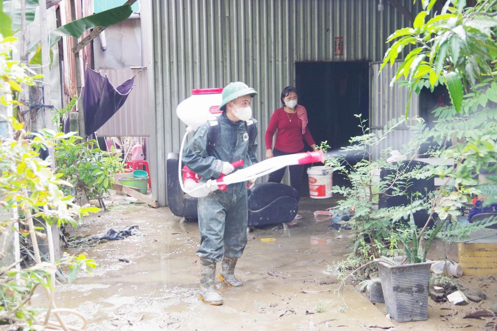 Bộ đội Biên phòng vận chuyển nước sạch miễn phí giúp hơn 100 hộ dân vùng lũ- Ảnh 8. Bộ đội Biên phòng vận chuyển nước sạch miễn phí giúp hơn 100 hộ dân vùng lũ- Ảnh 8.