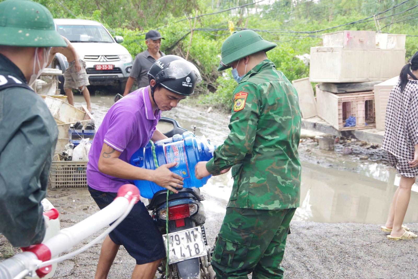 Bộ đội Biên phòng vận chuyển nước sạch miễn phí giúp hơn 100 hộ dân vùng lũ- Ảnh 6. Bộ đội Biên phòng vận chuyển nước sạch miễn phí giúp hơn 100 hộ dân vùng lũ- Ảnh 6.