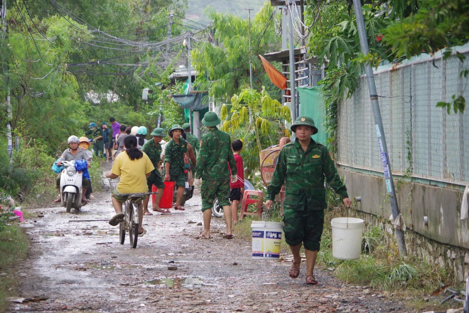 Bộ đội Biên phòng vận chuyển nước sạch miễn phí giúp hơn 100 hộ dân vùng lũ- Ảnh 4. Bộ đội Biên phòng vận chuyển nước sạch miễn phí giúp hơn 100 hộ dân vùng lũ- Ảnh 4.