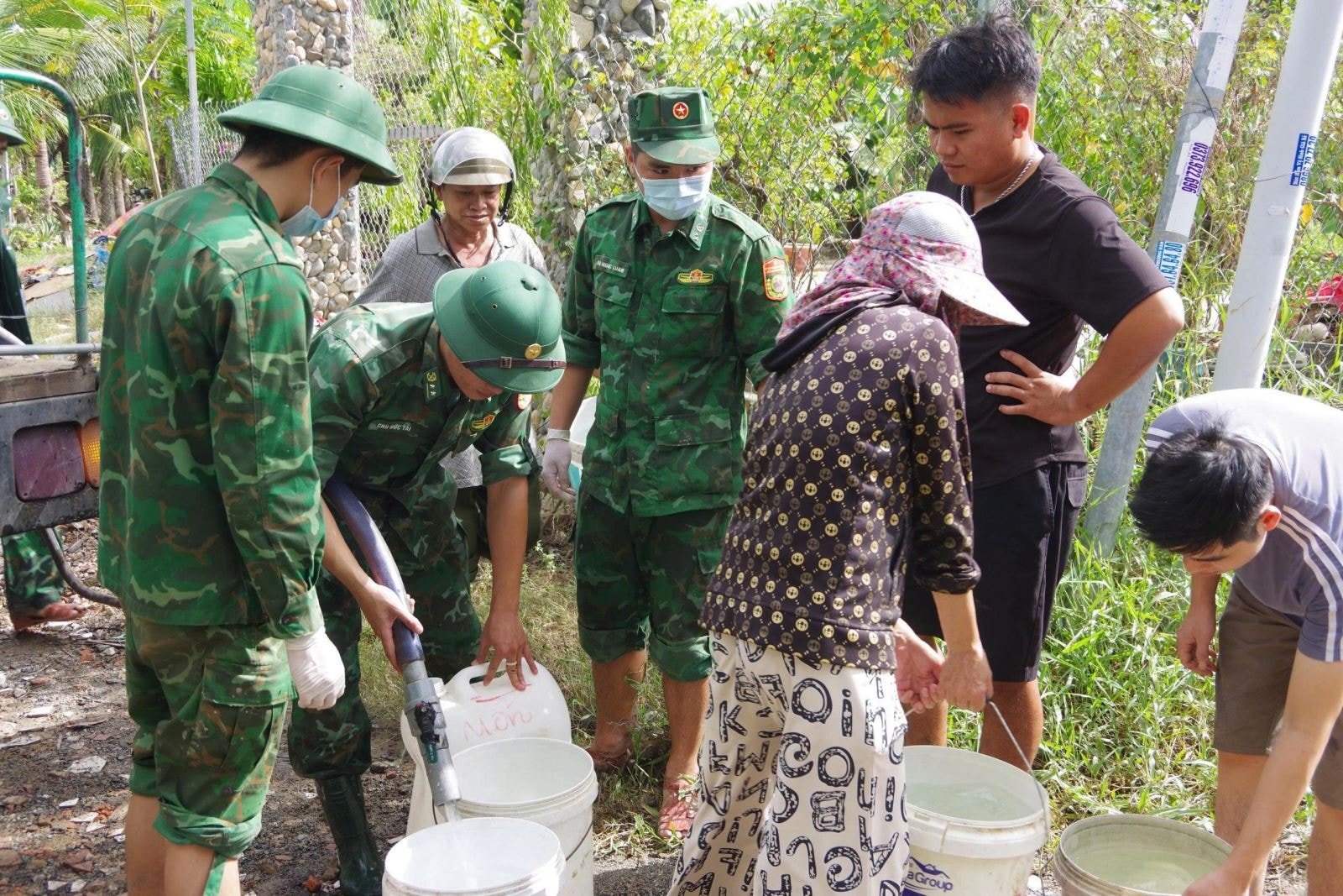 Bộ đội Biên phòng vận chuyển nước sạch miễn phí giúp hơn 100 hộ dân vùng lũ- Ảnh 5. Bộ đội Biên phòng vận chuyển nước sạch miễn phí giúp hơn 100 hộ dân vùng lũ- Ảnh 5.