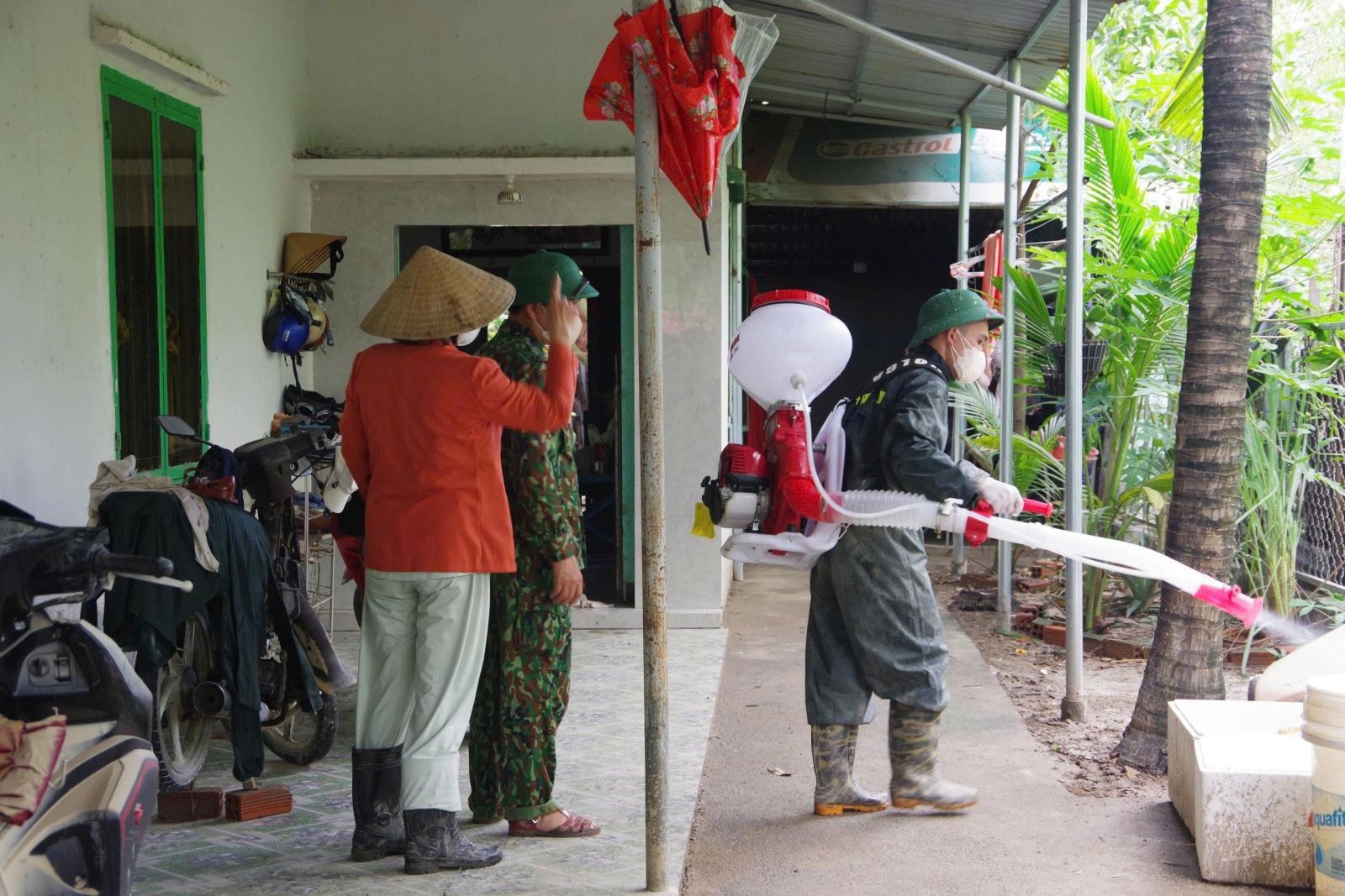 Bộ đội Biên phòng vận chuyển nước sạch miễn phí giúp hơn 100 hộ dân vùng lũ- Ảnh 9. Bộ đội Biên phòng vận chuyển nước sạch miễn phí giúp hơn 100 hộ dân vùng lũ- Ảnh 9.