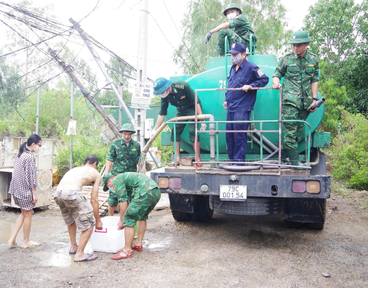 Bộ đội Biên phòng vận chuyển nước sạch miễn phí giúp hơn 100 hộ dân vùng lũ- Ảnh 2. Bộ đội Biên phòng vận chuyển nước sạch miễn phí giúp hơn 100 hộ dân vùng lũ- Ảnh 2.