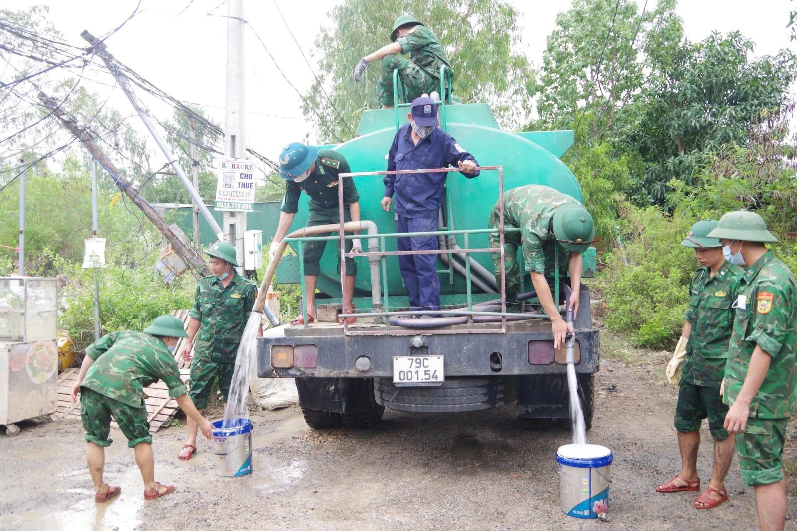 Bộ đội Biên phòng vận chuyển nước sạch miễn phí giúp hơn 100 hộ dân vùng lũ- Ảnh 1. Bộ đội Biên phòng vận chuyển nước sạch miễn phí giúp hơn 100 hộ dân vùng lũ- Ảnh 1.