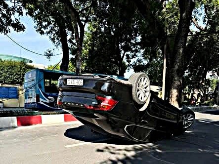 Ô tô mất lái, ngửa bụng trên phố Hà Nội- Ảnh 2.