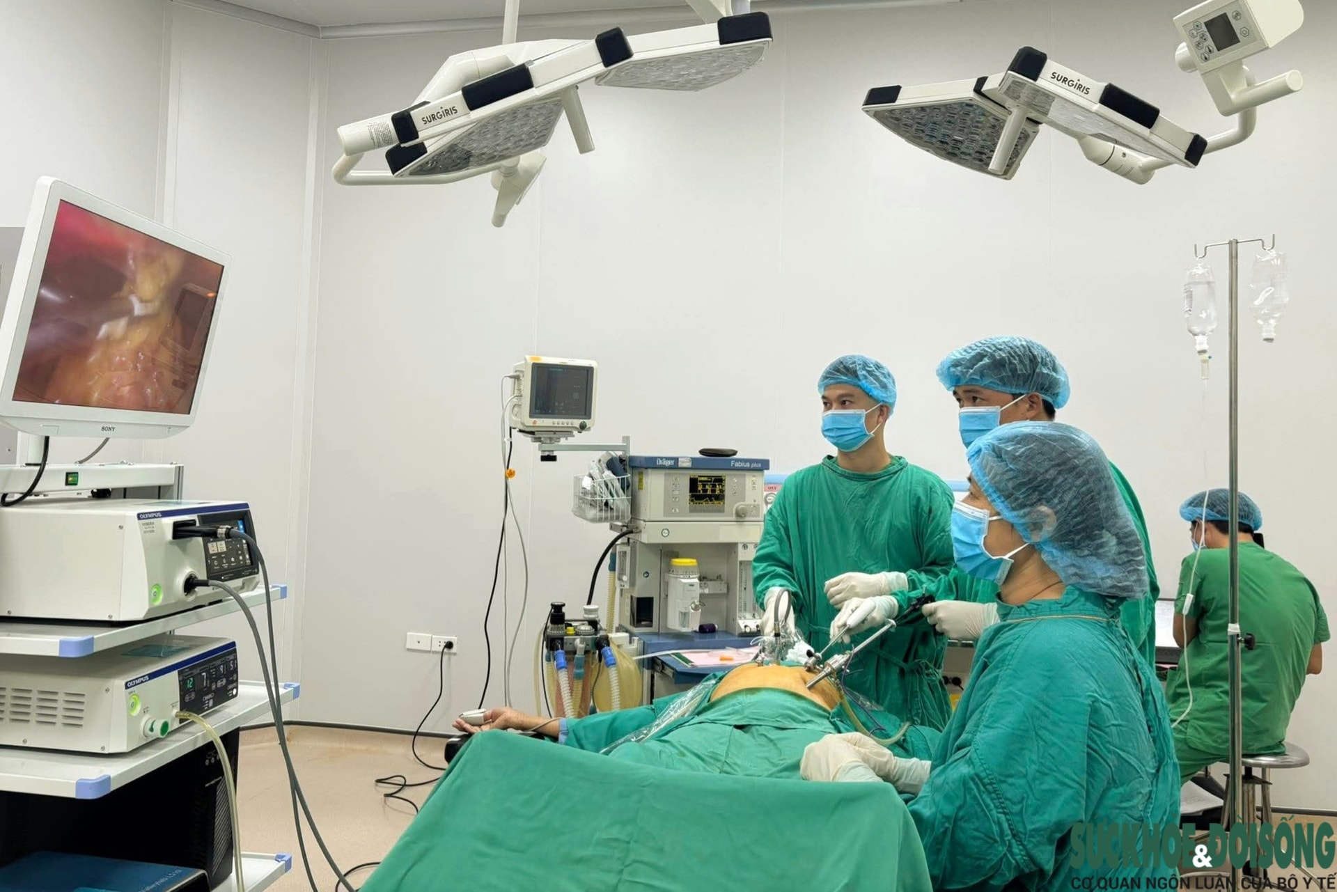 Người phụ nữ 66 tuổi thủng đại tràng vì ngậm tăm khi ngủ- Ảnh 1.