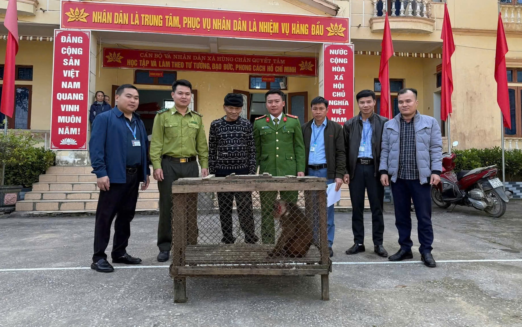 Người dân giao nộp khỉ mặt đỏ, khỉ mốc quý hiếm về rừng- Ảnh 1.