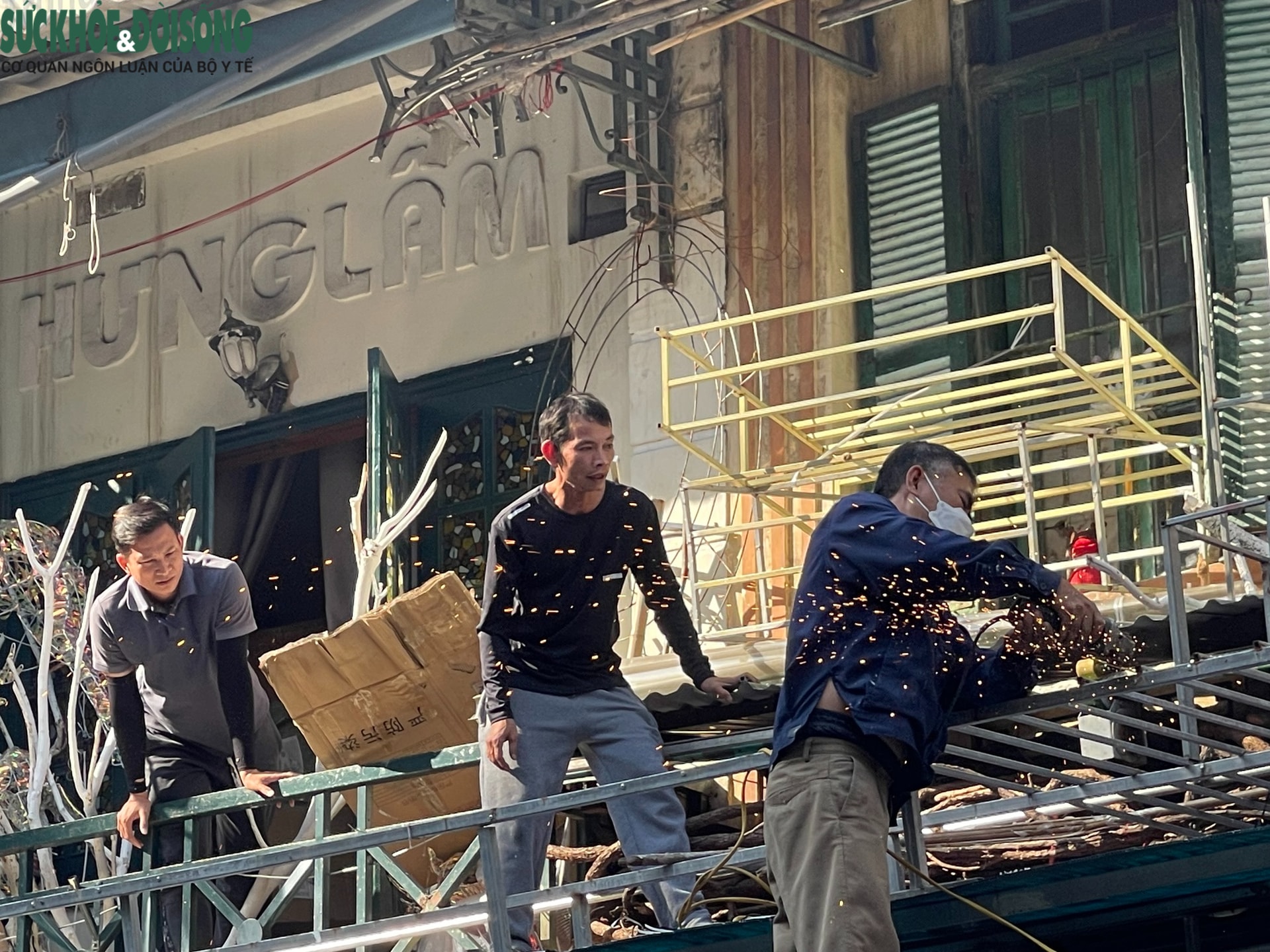 Người dân tất bật tháo dỡ mái che vỉa hè phố Hàng Mã- Ảnh 2. Người dân tất bật tháo dỡ mái che vỉa hè phố Hàng Mã- Ảnh 2.