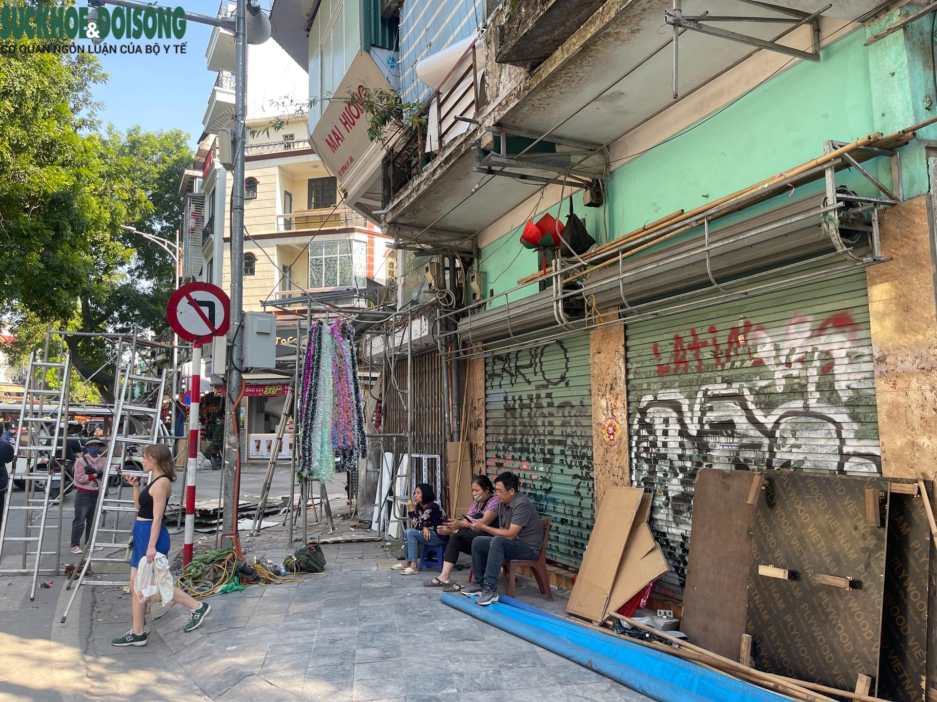 Người dân tất bật tháo dỡ mái che vỉa hè phố Hàng Mã- Ảnh 3. Người dân tất bật tháo dỡ mái che vỉa hè phố Hàng Mã- Ảnh 3.