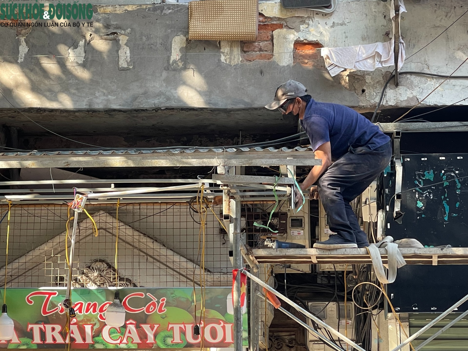 Người dân tất bật tháo dỡ mái che vỉa hè phố Hàng Mã- Ảnh 4. Người dân tất bật tháo dỡ mái che vỉa hè phố Hàng Mã- Ảnh 4.