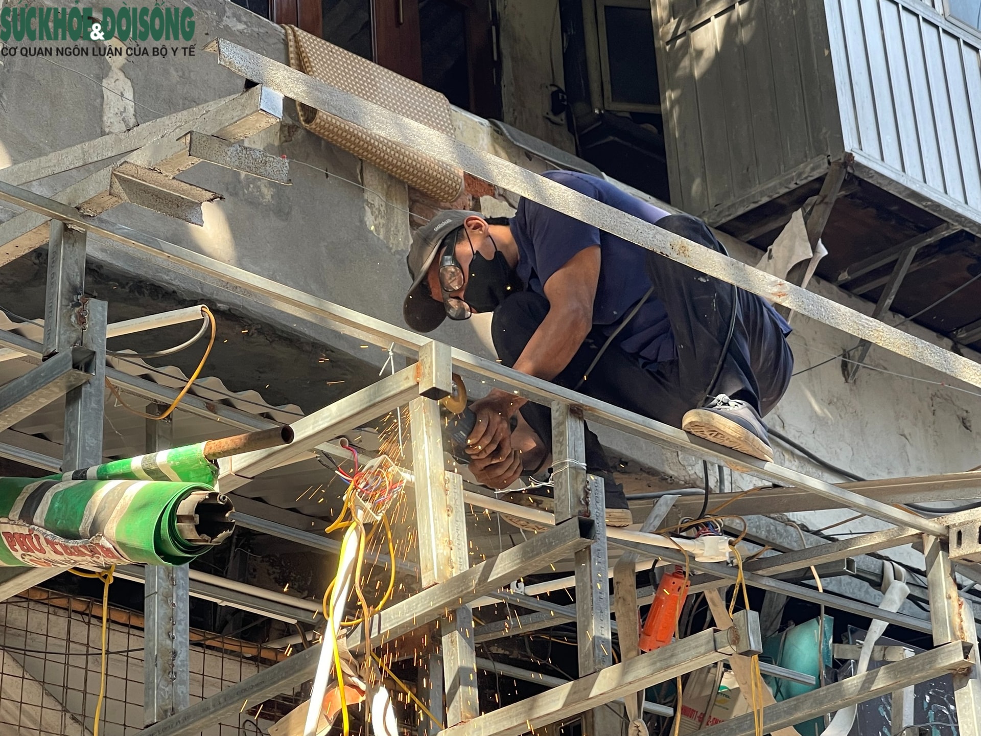 Người dân tất bật tháo dỡ mái che vỉa hè phố Hàng Mã- Ảnh 5. Người dân tất bật tháo dỡ mái che vỉa hè phố Hàng Mã- Ảnh 5.