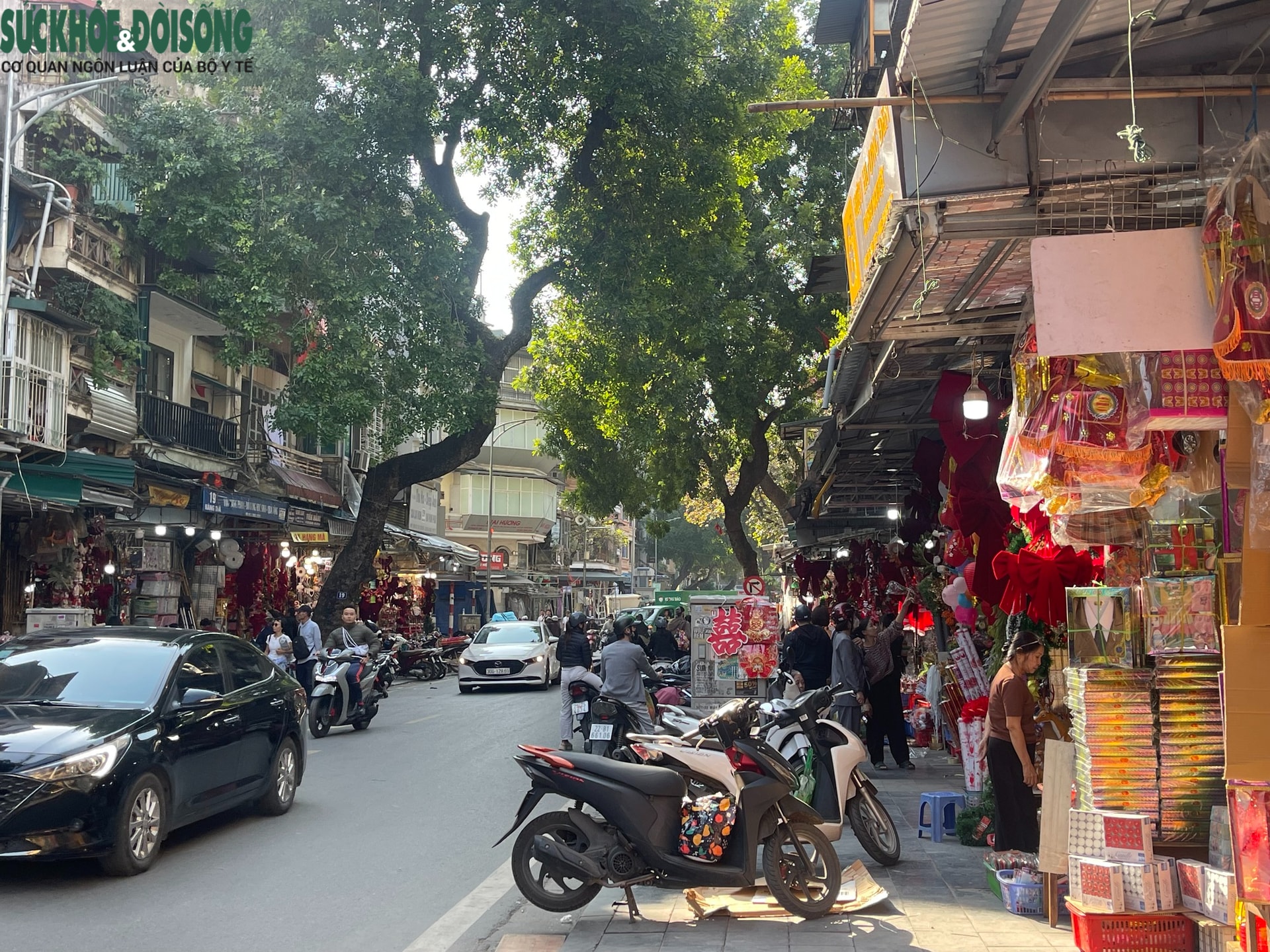 Người dân tất bật tháo dỡ mái che vỉa hè phố Hàng Mã- Ảnh 8. Người dân tất bật tháo dỡ mái che vỉa hè phố Hàng Mã- Ảnh 8.