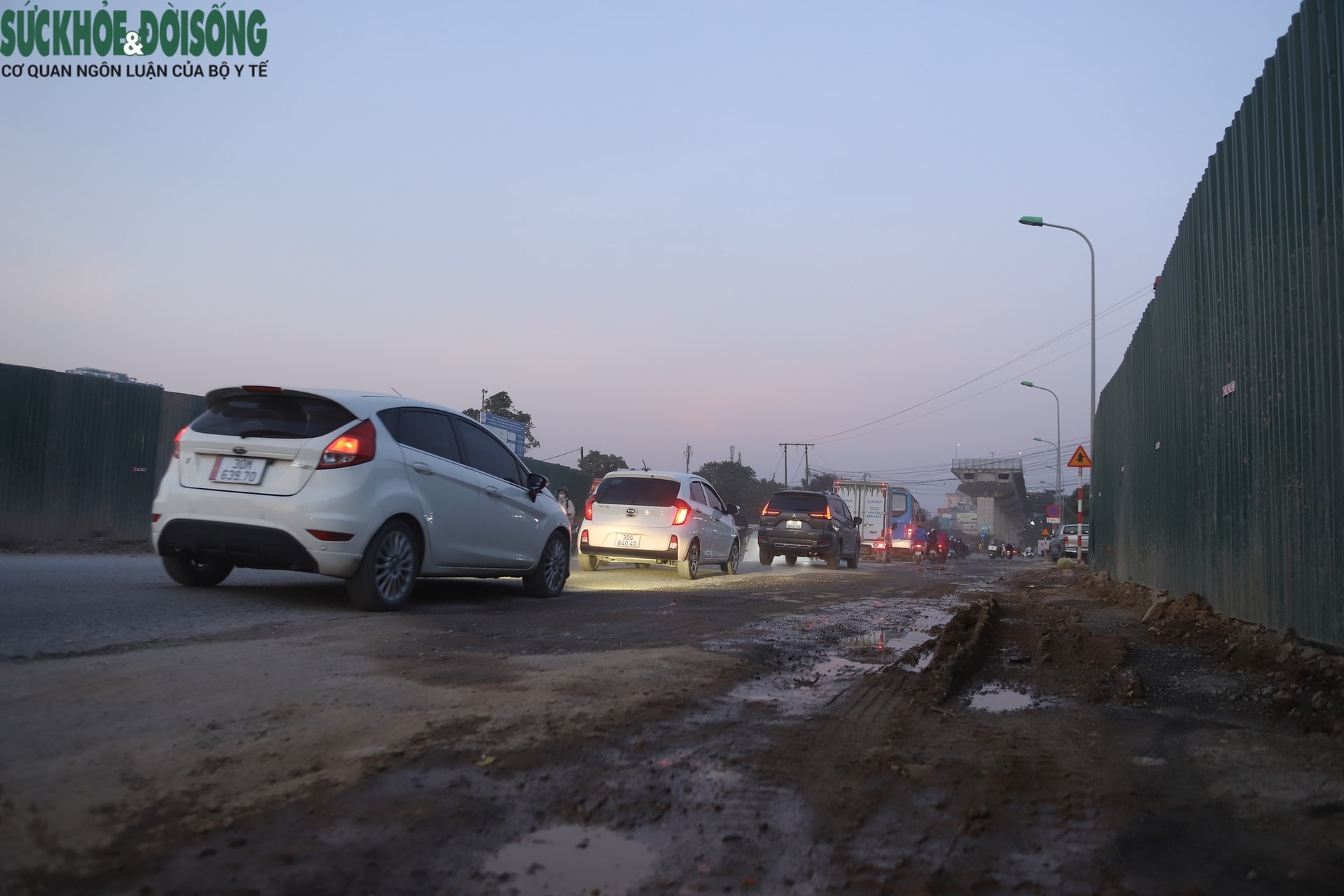  Quốc lộ 6 vẫn bụi mù mịt, người dân ngày đêm ‘chịu trận’- Ảnh 4.