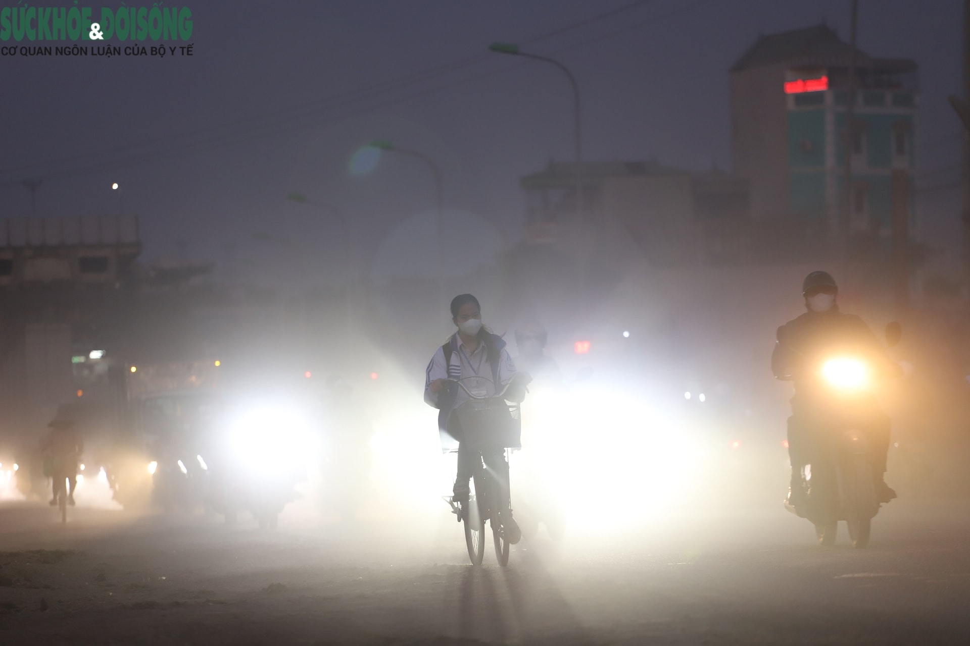  Quốc lộ 6 vẫn bụi mù mịt, người dân ngày đêm ‘chịu trận’- Ảnh 2.