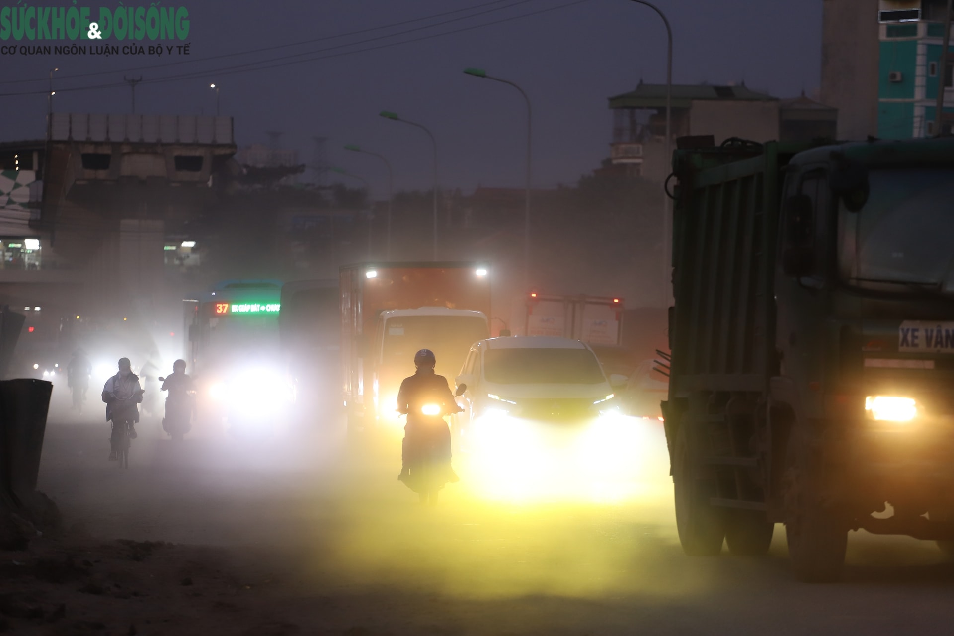  Quốc lộ 6 vẫn bụi mù mịt, người dân ngày đêm ‘chịu trận’- Ảnh 3.