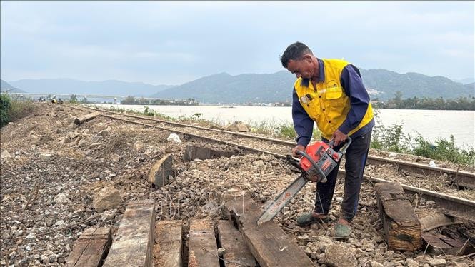 Thông tuyến đường sắt Bắc - Nam sau ảnh hưởng mưa lũ tại Nam Trung Bộ- Ảnh 1.