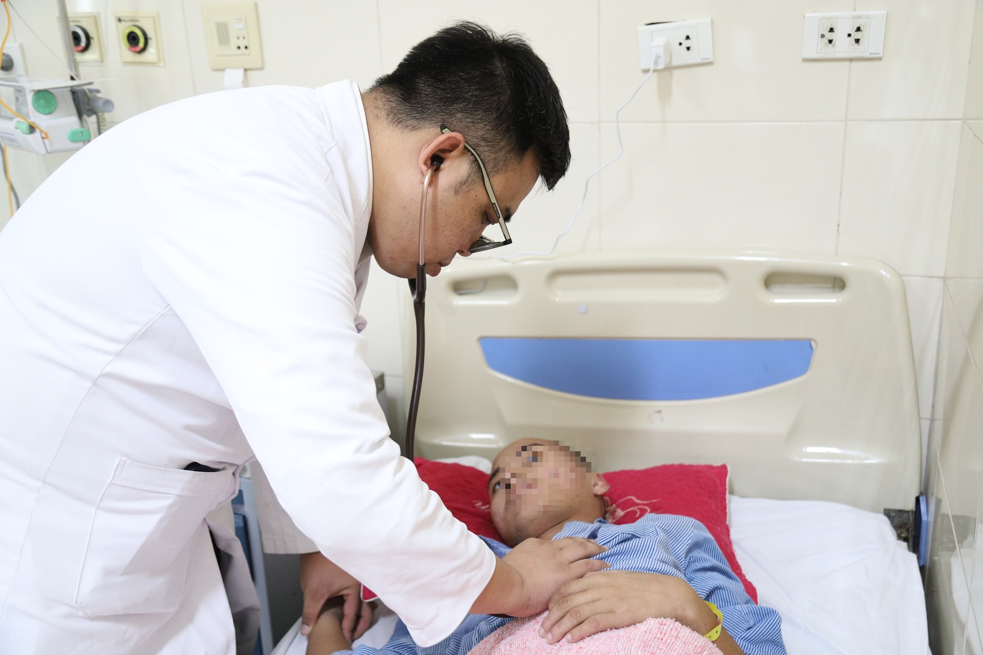 Cứu sống bệnh nhân 17 tuổi hôn mê do u não hiếm gặp tại Bệnh viện K- Ảnh 1.