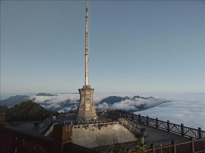 Băng giá phủ trắng đỉnh Fansipan- Ảnh 1. Băng giá phủ trắng đỉnh Fansipan- Ảnh 1.