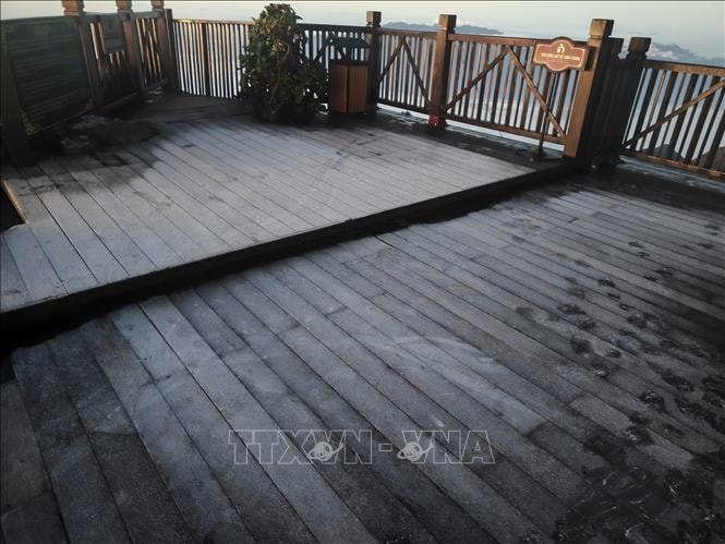 Băng giá phủ trắng đỉnh Fansipan- Ảnh 3. Băng giá phủ trắng đỉnh Fansipan- Ảnh 3.