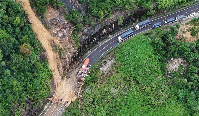 Vẫn còn 12 vị trí tắc đường do mưa lũ trên cấc Quốc lộ qua Khánh Hòa, Lâm Đồng- Ảnh 1. Vẫn còn 12 vị trí tắc đường do mưa lũ trên cấc Quốc lộ qua Khánh Hòa, Lâm Đồng- Ảnh 1.