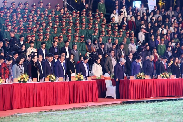 Thủ tướng kêu gọi đồng lòng hướng về miền Trung tại Tuần lễ Đại đoàn kết 2025- Ảnh 1. Thủ tướng kêu gọi đồng lòng hướng về miền Trung tại Tuần lễ Đại đoàn kết 2025- Ảnh 1.