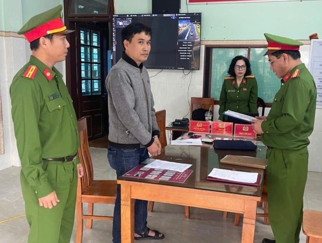 Nhờ đứng tên sổ đỏ vay giúp 450 triệu, chủ đất có nguy cơ mất trắng- Ảnh 1. Nhờ đứng tên sổ đỏ vay giúp 450 triệu, chủ đất có nguy cơ mất trắng- Ảnh 1.