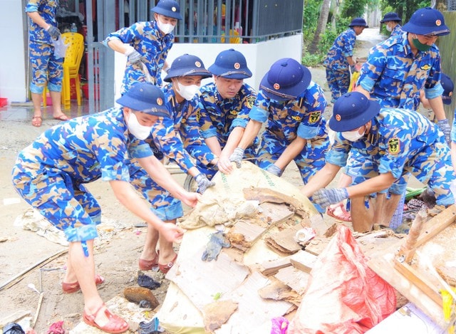 Học viên Hải quân dọn bùn đất giúp người dân vùng lũ - Ảnh 1.