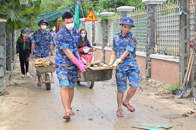 Học viên Hải quân dọn bùn đất giúp người dân vùng lũ - Ảnh 2.