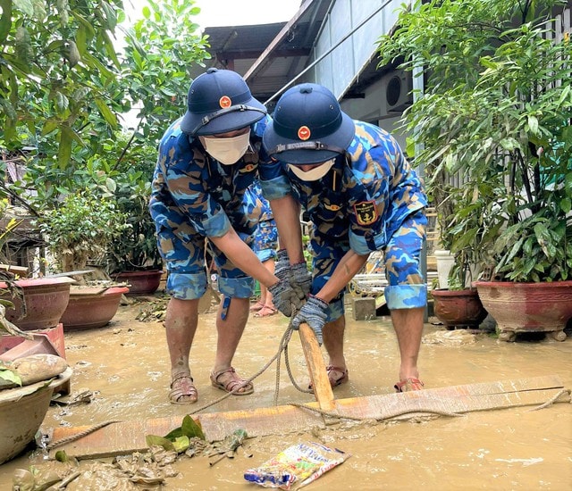 Học viên Hải quân dọn bùn đất giúp người dân vùng lũ - Ảnh 3.