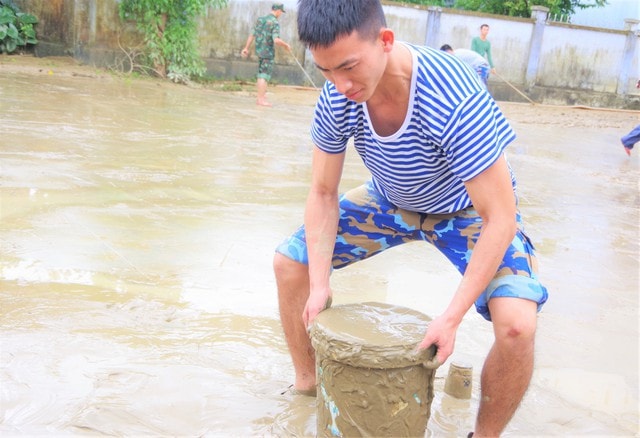 Học viên Hải quân dọn bùn đất giúp người dân vùng lũ - Ảnh 5.