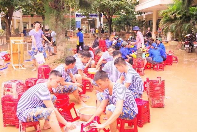 Học viên Hải quân dọn bùn đất giúp người dân vùng lũ - Ảnh 6.