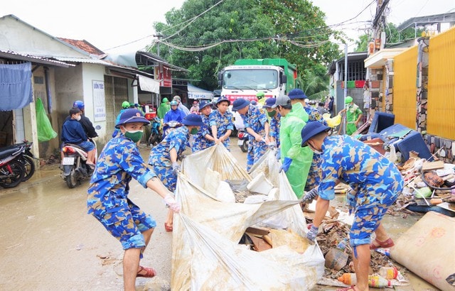 Học viên Hải quân dọn bùn đất giúp người dân vùng lũ - Ảnh 7.