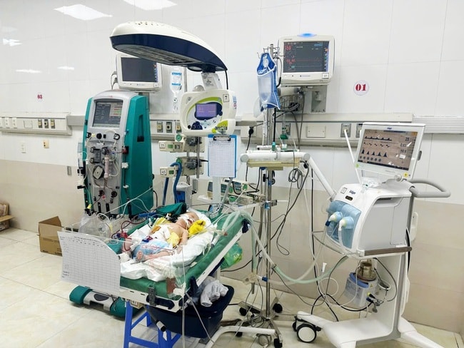 Cứu sống trẻ sơ sinh bị sốc nhiễm khuẩn do viêm phúc mạc, thủng ruột- Ảnh 1.