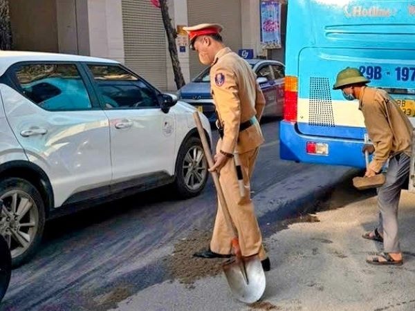 Hà Nội: Xử lý vết dầu loang dài gần 1 km trên đường Khâm Thiên trong giờ cao điểm- Ảnh 2.