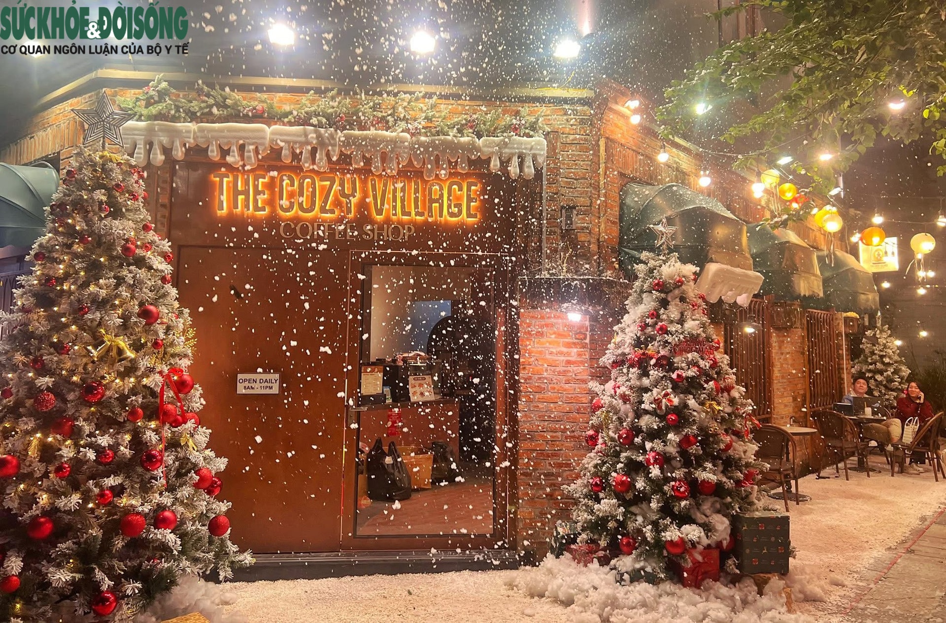 Quán cà phê biến thành 'ngôi làng tuyết' giữa lòng Thủ đô- Ảnh 1.