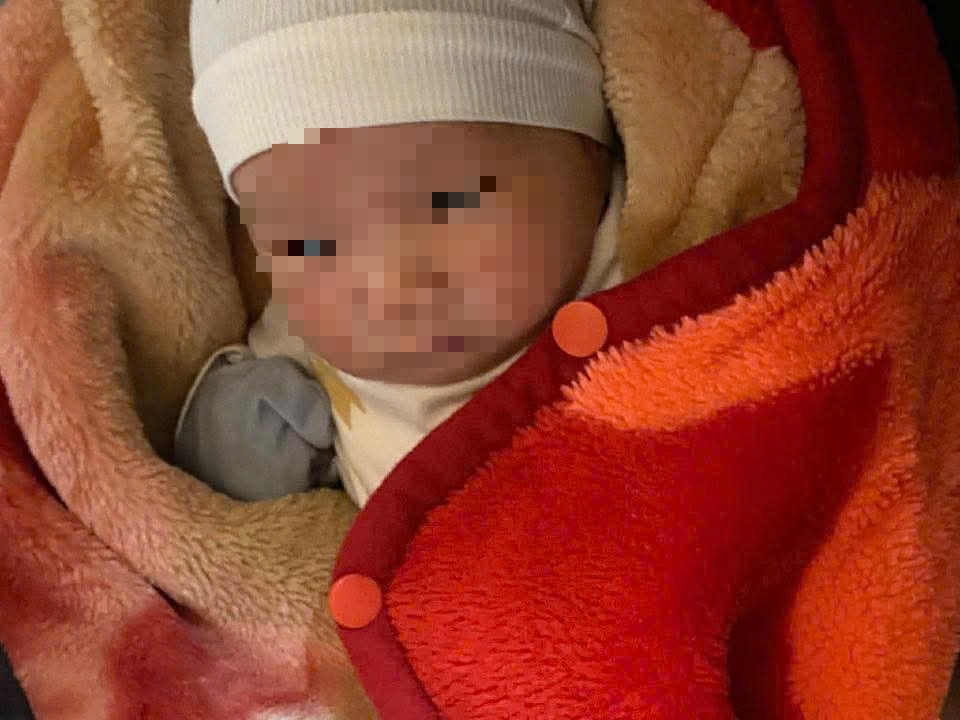 Bé trai sơ sinh bị bỏ rơi trong đêm trước cổng nhà thờ họ- Ảnh 1.