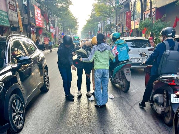 Hà Nội: Xử lý vết dầu loang dài gần 1 km trên đường Khâm Thiên trong giờ cao điểm- Ảnh 3.