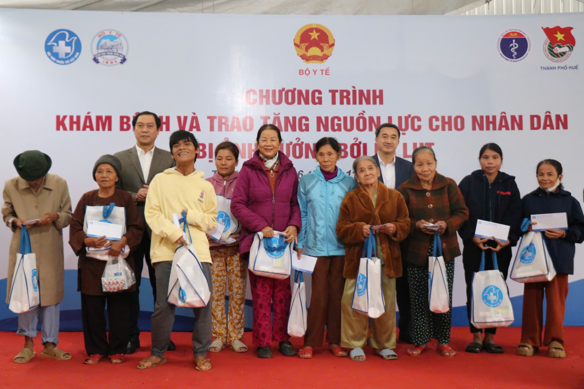 Thứ trưởng Trần Văn Thuấn dự chương trình khám bệnh, cấp phát thuốc miễn phí cho người dân Huế sau lũ- Ảnh 6.