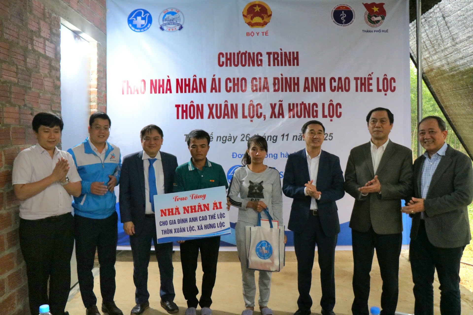 Thứ trưởng Trần Văn Thuấn dự chương trình khám bệnh, cấp phát thuốc miễn phí cho người dân Huế sau lũ- Ảnh 4.