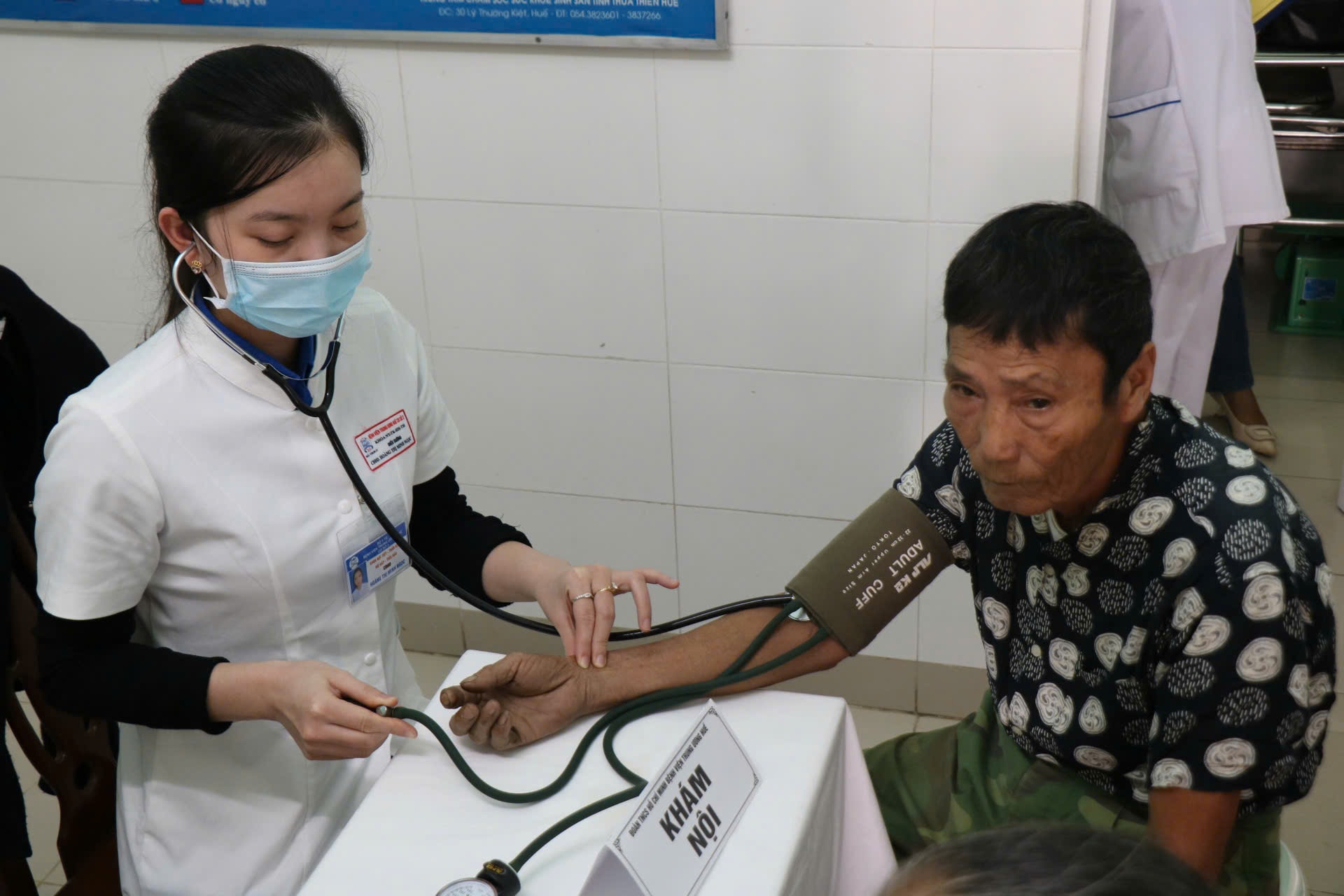 Thứ trưởng Trần Văn Thuấn dự chương trình khám bệnh, cấp phát thuốc miễn phí cho người dân Huế sau lũ- Ảnh 9.