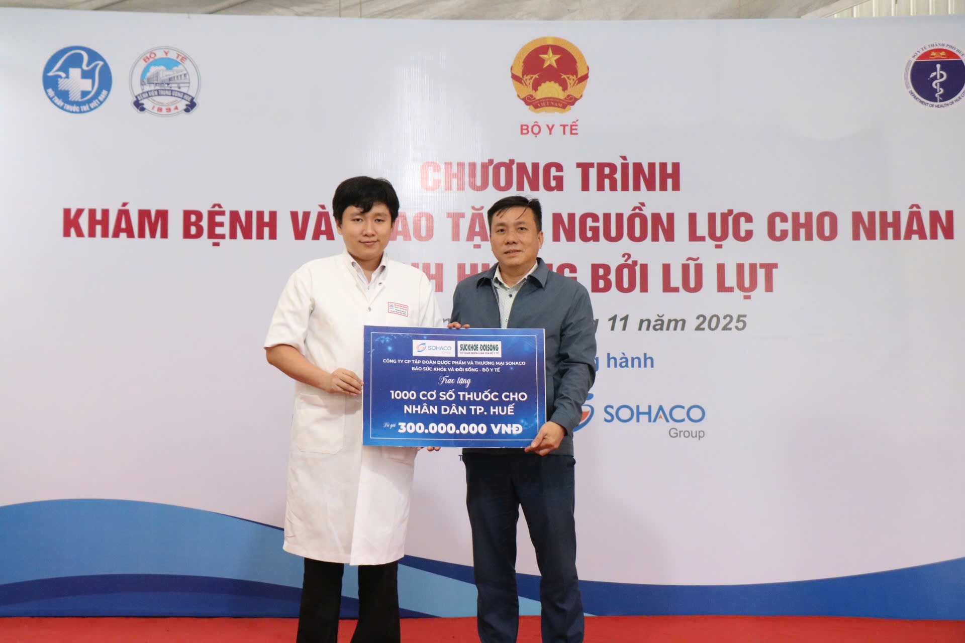 Thứ trưởng Trần Văn Thuấn dự chương trình khám bệnh, cấp phát thuốc miễn phí cho người dân Huế sau lũ- Ảnh 7.