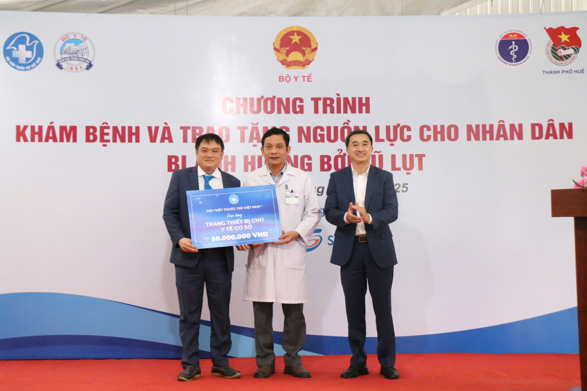 Thứ trưởng Trần Văn Thuấn dự chương trình khám bệnh, cấp phát thuốc miễn phí cho người dân Huế sau lũ- Ảnh 5.