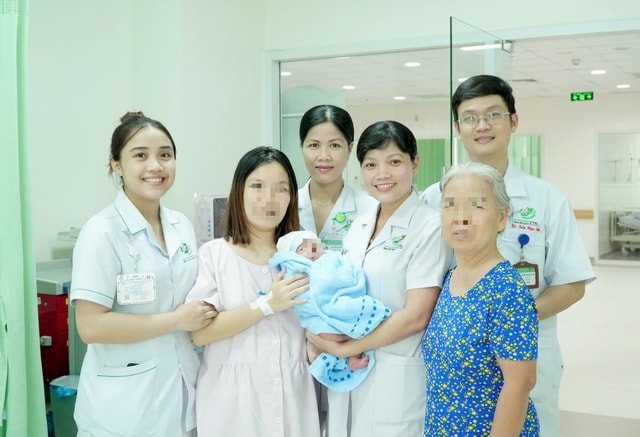 Sản phụ vỡ tử cung tại đường sẹo cũ, thai nhi tràn ra ngoài- Ảnh 1.