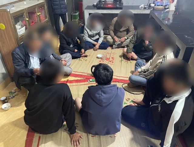 Bắt nhóm người đánh bạc theo kiểu 'cờ bạc làng'- Ảnh 1. Bắt nhóm người đánh bạc theo kiểu 'cờ bạc làng'- Ảnh 1.