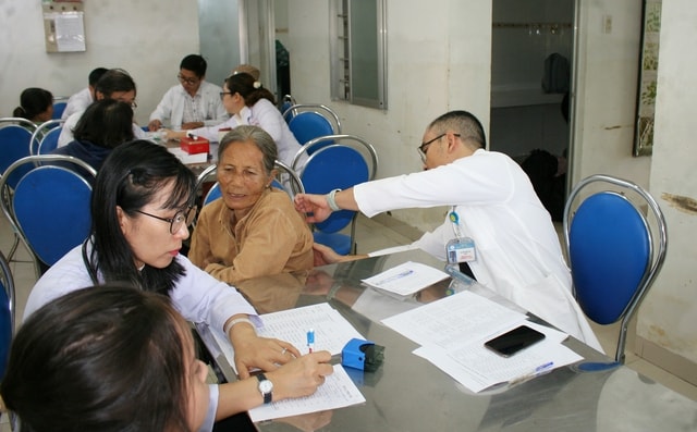 Chuyến xe Sức khỏe - Thương về miền Trung: Ấm tình sẻ chia tại xã Diên Điền- Ảnh 1.