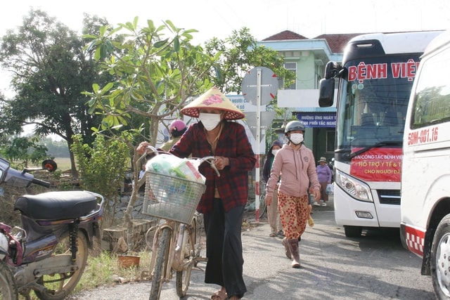 Chuyến xe Sức khỏe - Thương về miền Trung: Ấm tình sẻ chia tại xã Diên Điền- Ảnh 3.